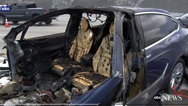 Машина Tesla во время смертельного ДТП в Калифорнии