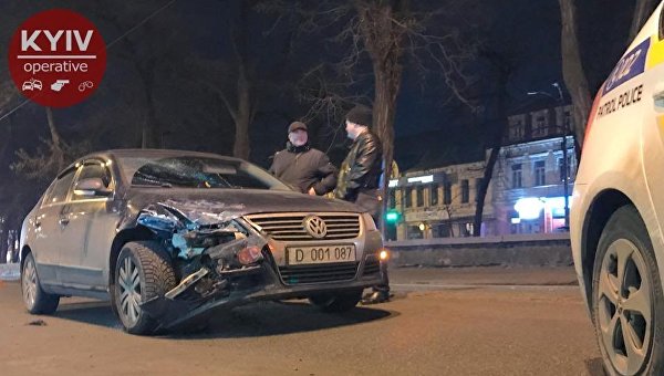 В Киеве дипломатическое авто РФ разбилось возле российского Сбербанка