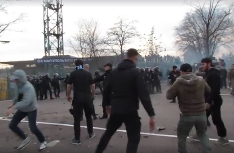 Появилось видео ожесточенных столкновений фанатов с силовиками в Мариуполе