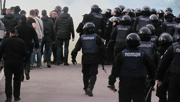 Стычки болельщиков и правоохранителей произошли во время футбольного матча в Мариуполе, 1 апреля 2018