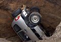 Автомобиль рухнул в яму в Харькове