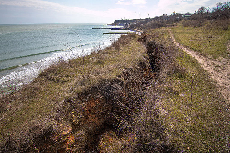 Сильный шторм смыл пляжи в Одессе