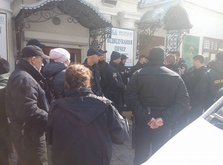Националисты в Киеве пришли в Лавру
