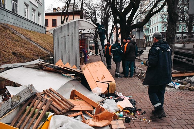 В Киеве на Андреевском спуске под покровом ночи снесли МАФы
