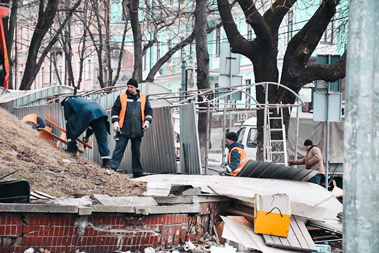 В Киеве на Андреевском спуске под покровом ночи снесли МАФы