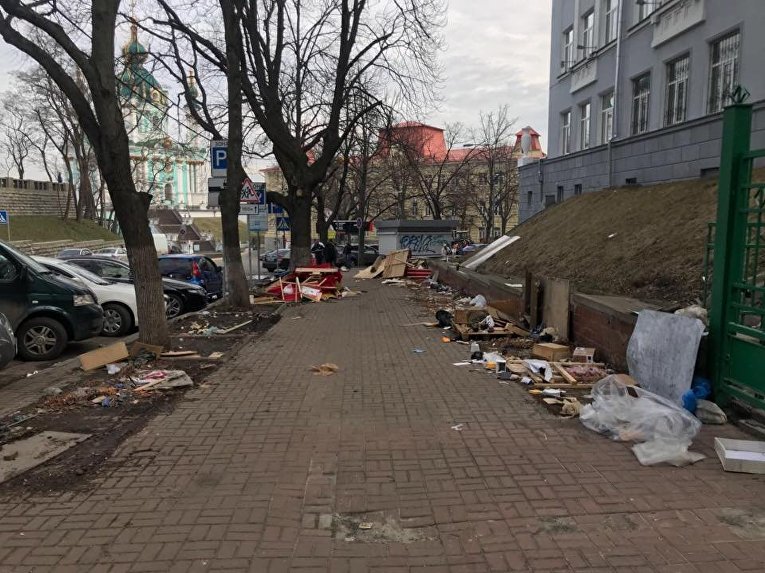 В Киеве на Андреевском спуске под покровом ночи снесли МАФы