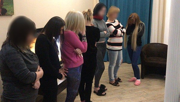 В Харькове задержали проституток в белых халатах