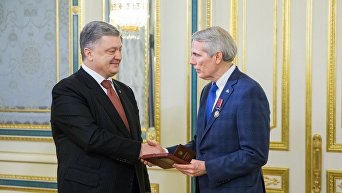 Петр Порошенко наградил американского сенатора Роберта Портмана