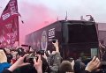 Фанаты Ливерпуля атакуют автобус Манчестер Сити перед матчем Лиги Чемпионов УЕФА