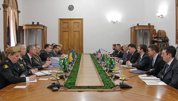 Министр обороны Украины Степан Полторак провел встречу в Киеве с делегацией сената США во главе с Робертом Портманом