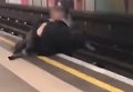 Шутливая драка в метро чуть не закончилась трагедией. Видео