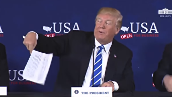 Скучно. Трамп выкинул листок с речью в ходе выступления. Видео