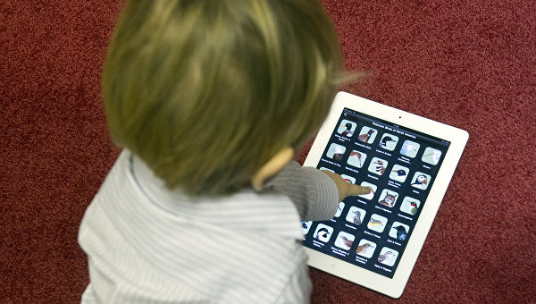 Ребенок тестирует детский планшетный компьютер