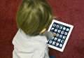 Ребенок тестирует детский планшетный компьютер