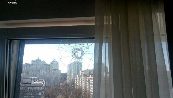В Киеве открыли стрельбу по окнам