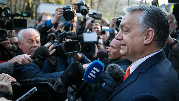 Премьер-министр Венгрии Виктор Орбан отвечает на вопросы журналистов в Будапеште в день парламентских выборов в Венгрии