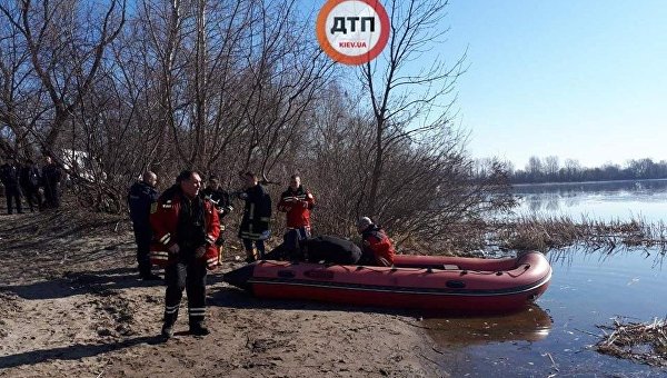 Поиски трех человек, пропавших после переворота лодки на Жуковом острове в Киеве