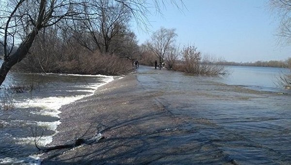 Под Киевом затопило дамбу между реками