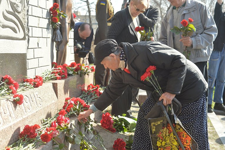 Церемония возложения цветов к памятному знаку Память ради будущего на территории Национального историко-мемориального заповедника Бабий Яр