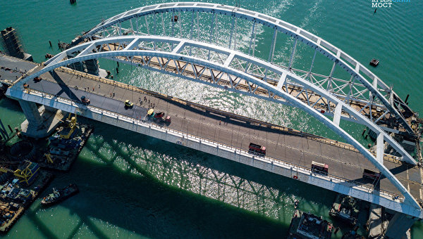 Строители приступили к укладке асфальтобетона на автодорожной арке Крымского моста