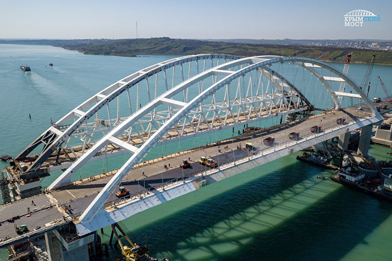 Строители приступили к укладке асфальтобетона на автодорожной арке Крымского моста