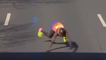 Кенийский бегун финишировал на коленях. Видео