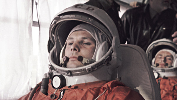 Юрий Гагарин (на переднем плане) и его дублер Герман Титов (справа) направляются на космодром Байконур.