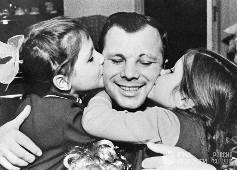 Юрий Гагарин (в центре) с дочерьми Леной (слева) и Галей (справа).