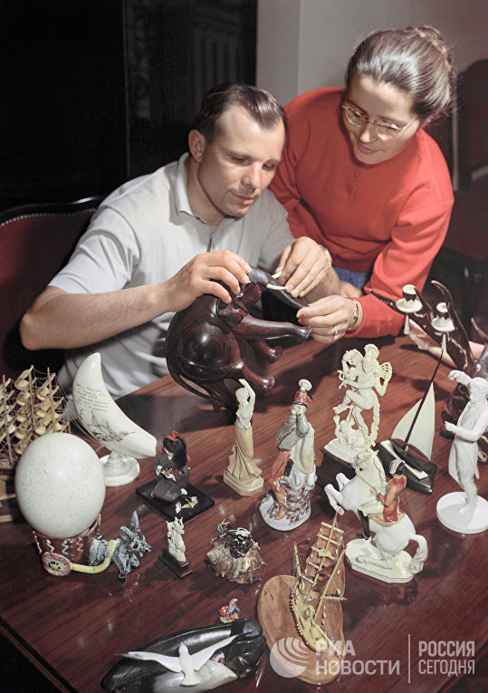Юрий Гагарин с женой Валентиной рассматривают подарки от зарубежных гостей.