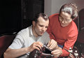 Юрий Гагарин с женой Валентиной рассматривают подарки от зарубежных гостей.