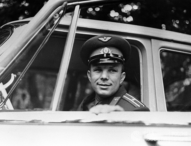 Первый в мире космонавт, Герой Советского Союза Юрий Гагарин.