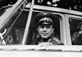Первый в мире космонавт, Герой Советского Союза Юрий Гагарин.
