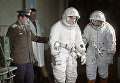 Юрий Гагарин (слева) провожает космонавтов на тренировку.