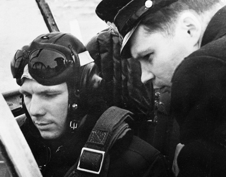 Лейтенант Юрий Гагарин (слева) в самолете во время службы в Заполярье.