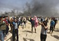 Палестинские протестующие во время столкновений с израильскими военными
