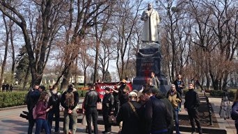 В Киеве радикалы облили краской памятник Ватутину