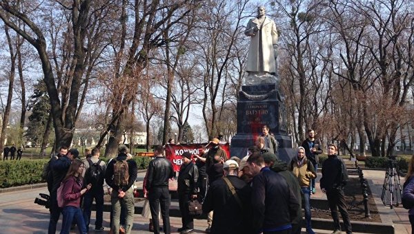В Киеве радикалы облили краской памятник Ватутину