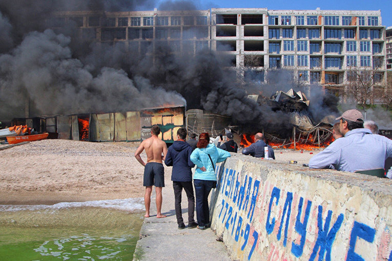 На пляже в Одессе горит ресторан, огонь распространяется на лодочную станцию