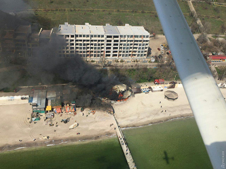 На пляже в Одессе горит ресторан, огонь распространяется на лодочную станцию