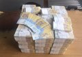 Государственная фискальная служба опубликовала фотографию изъятой посылки с 24 килограммами одногривневых купюр