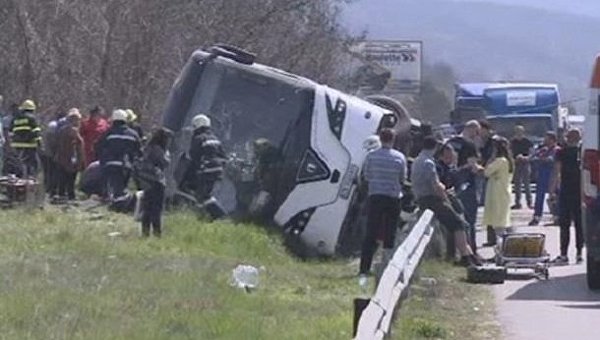 В Болгарии автобус столкнулся с легковым автомобилем и перевернулся