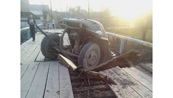 Во Львовской области грузовик провалился на мосту