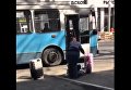 В Одессе водитель троллейбуса выволокла неугодного пассажира