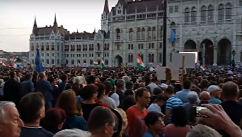 Под парламент Венгрии пришли десятки тысяч недовольных. Видео