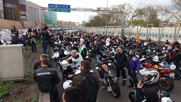 Во Франции мотоциклисты и автомобилисты протестуют против снижения максимально допустимой скорости до 80 км/ч
