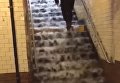 В Нью-Йорке проливной дождь затопил метро. Видео