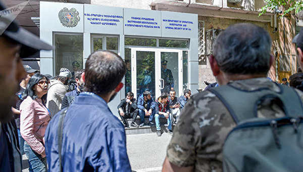 Активисты заблокировали вход в здание Главного управления внутренней безопасности и оперативного розыска МФ РА