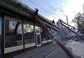 В Харькове теплотрасса рухнула на магазин. Видео