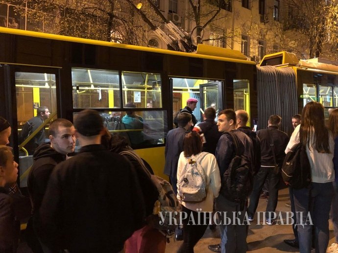 На месте драки в троллейбусе в Киеве, 18 апреля 2018