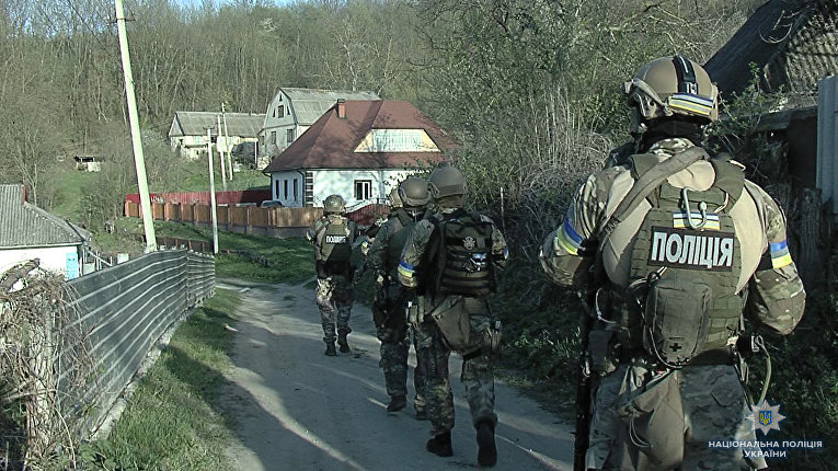 Спецоперация в винницкой области: полиция пошла на штурм дома